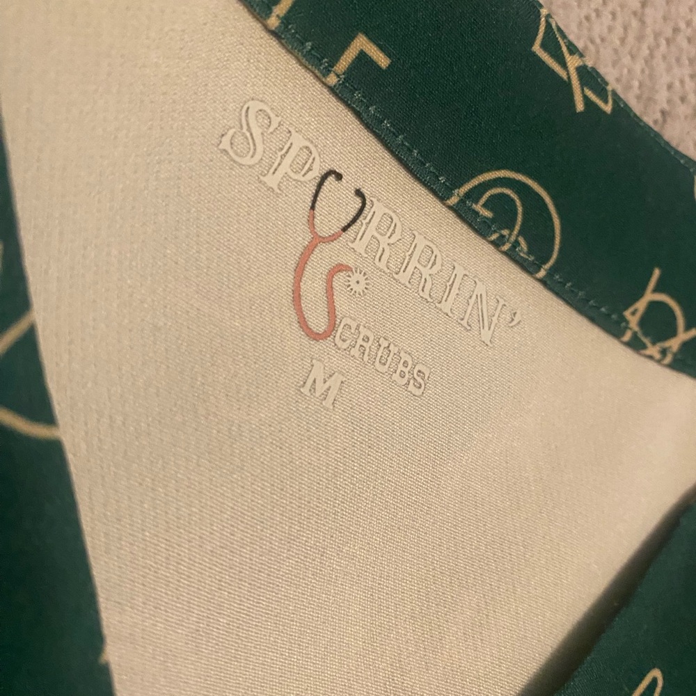 Sporrin' Scrubs Green Brands Top - Picture 2 of 3